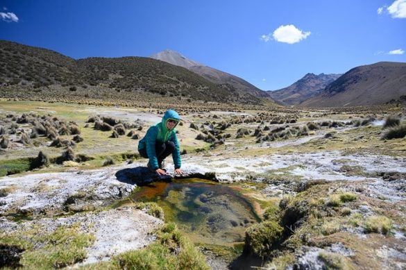 Bolivija Sajama NP 015 ženska se greje ob termalnem vrelcu, nacionalni park sajama