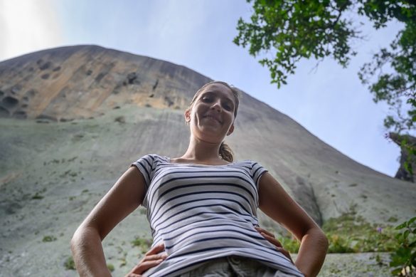 ženska stoji pred gladko granitno goto