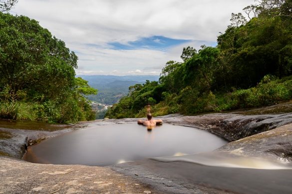 moški v naravnem bazenčku pod goro Pedra Azul