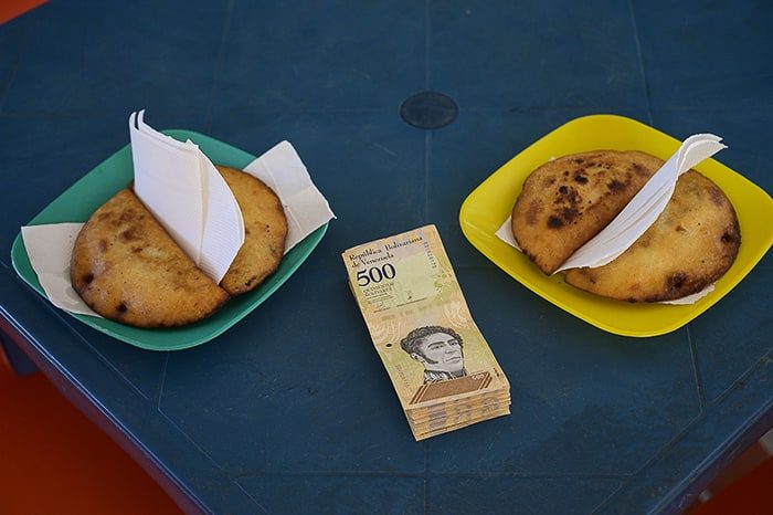 empanade in zavoj bankovcev v Venezueli