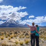 moški in ženska pred goro Sajama, Bolivija
