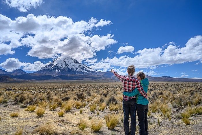 moški in ženska pred goro Sajama, Bolivija
