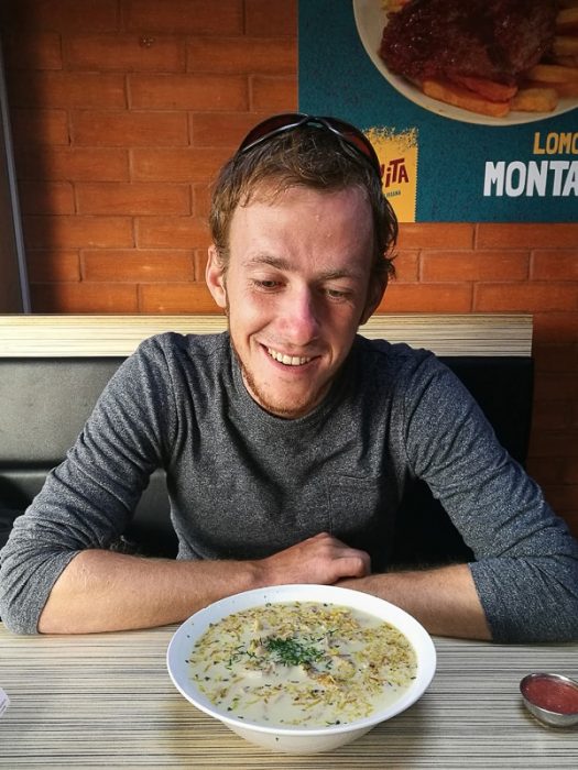 moški s krožnikom arašidove juhe, sopa de mani