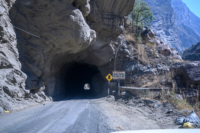 tunel izkopan v živo skalo
