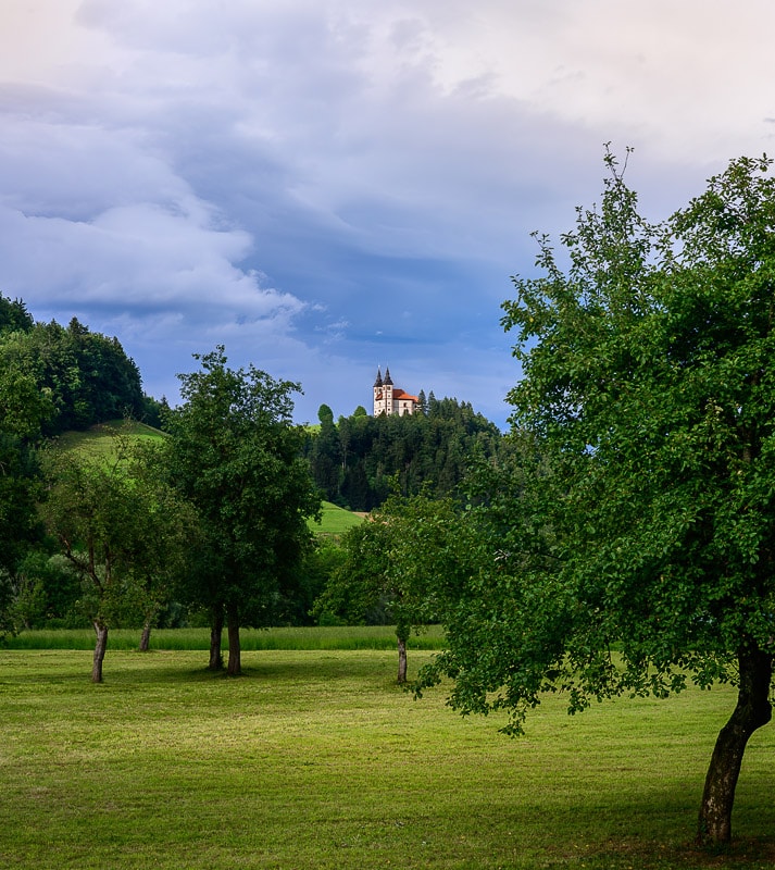 cerkev na hribu, Poljanska dolina, Slovenija