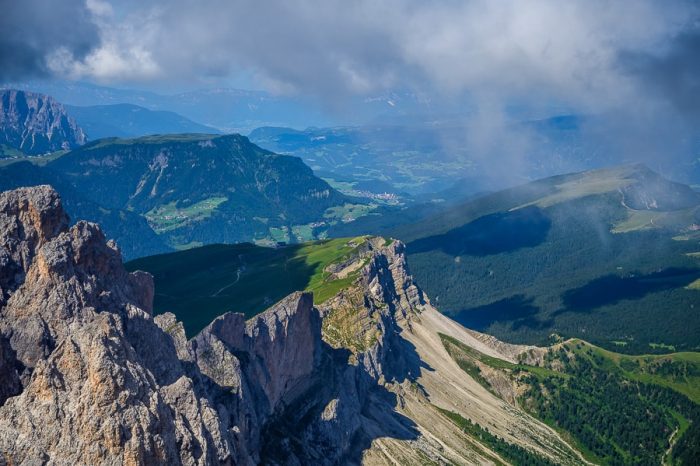 Seceda - gorski greben v Dolomitih, ki je na eni strani odsekan, na drugi pa zelen in položen