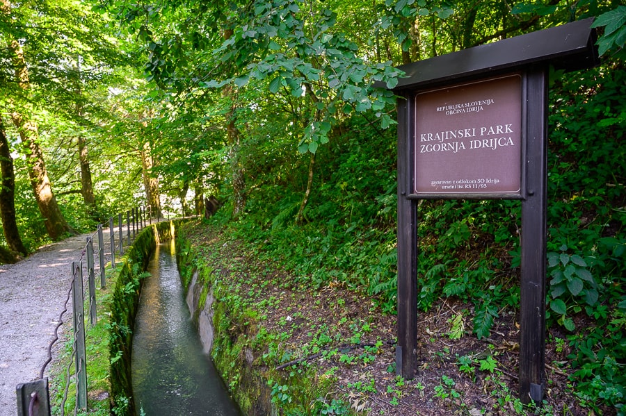 ozek vodni kanal ob sprehajalni poti Ob rakah v Idriji