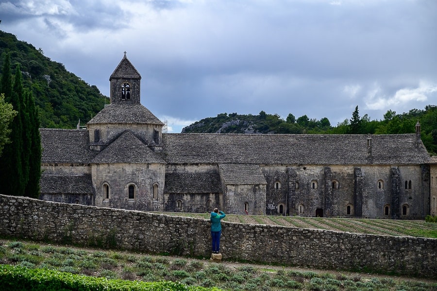 Senanque abbey, siv, iz kamna grajen samostan v Franciji