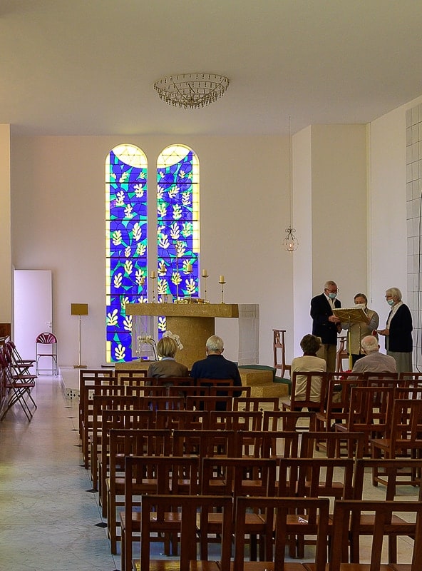 moderna kapela z visokimi barvnimi okni
