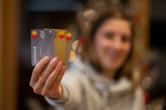 MasterCard kartice, ki jih ženska drži v roki
