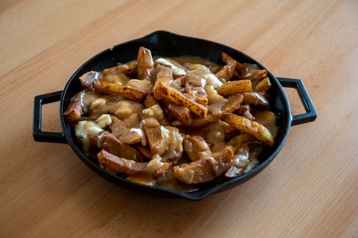 putine: kanadska jed pečen krompir z omako