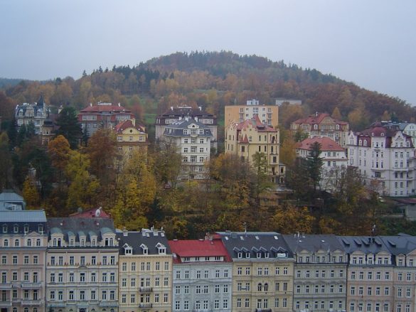mesto Karlovy Vary v jesenskih barvah