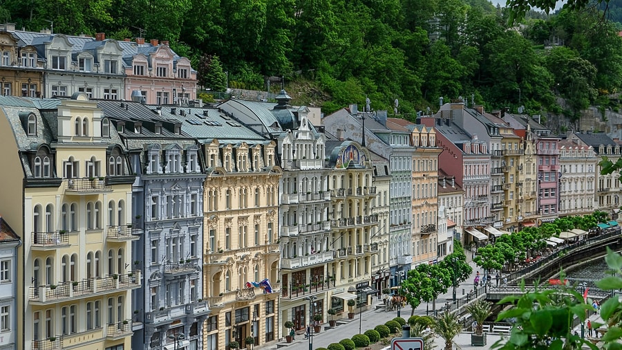 Karlovy Vary - pisane hiše ob reki