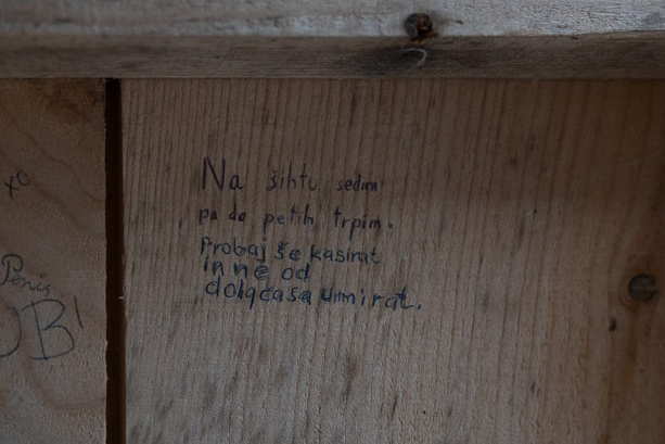 napis na leseni podlagi