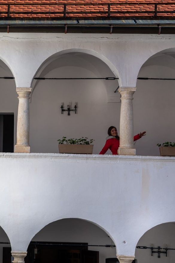 ženska na grajskem balkonu