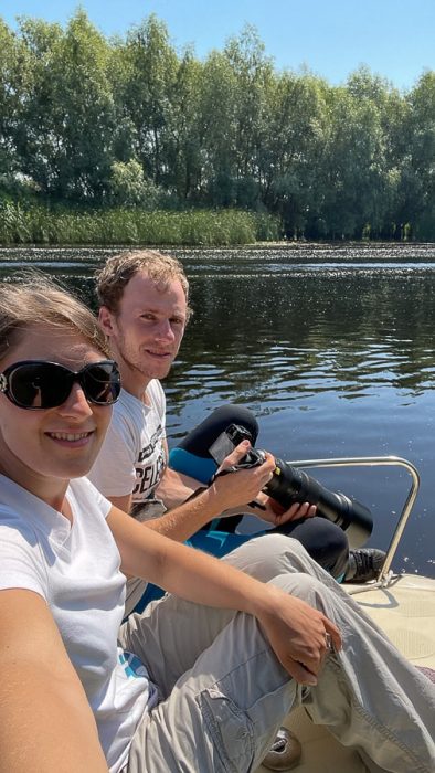 moški in ženska na čolnu. Delta Donave