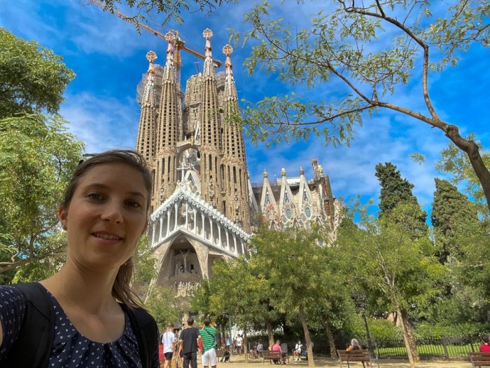 ženska pred cerkvijo Sagrada Familia
