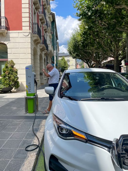 polnjenje električnega avtomobila v Španiji