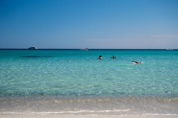 Turkizno morje. Plaža Lo Impostu - Top plaže Sardinije