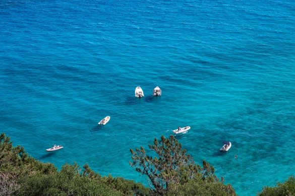 beli čolni na turkizno modrem morju, pogled od zgoraj, s poti do plaže Cala Luna