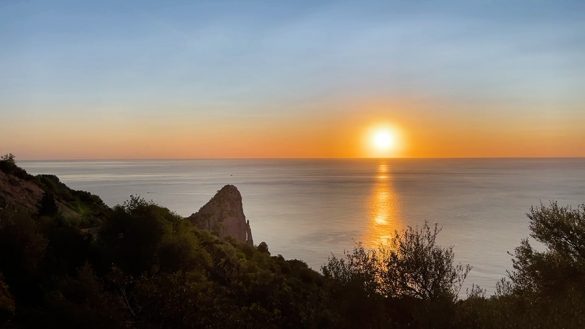 Piedra Longa v jutranjem soncu. Sončni vzhod iz morja, Sardinija