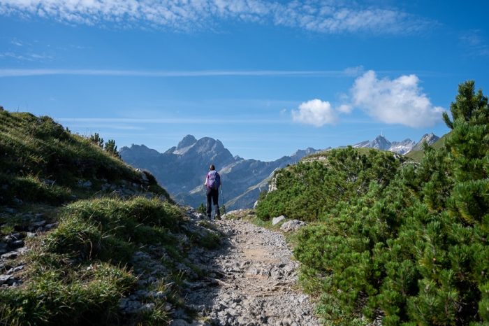 ženska pohodnica, ženska hodi po gorski potki v švicarskih alpah