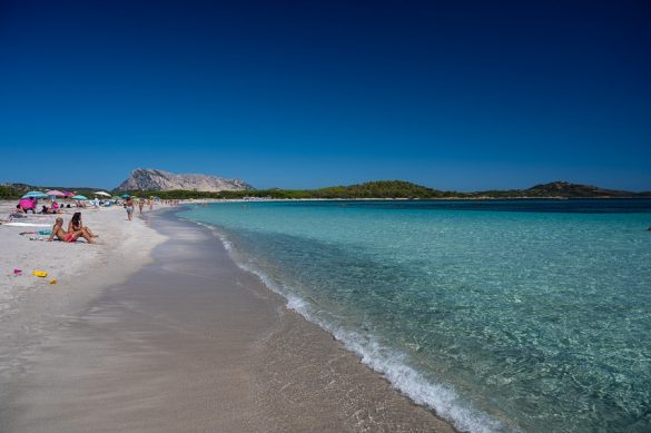 bel pesek in turkizno morje - to so plaže na Sardiniji