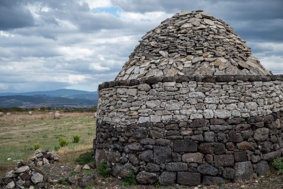 ruševine Nuraghe Santu antine - kamniti objekt s kupolasto streho
