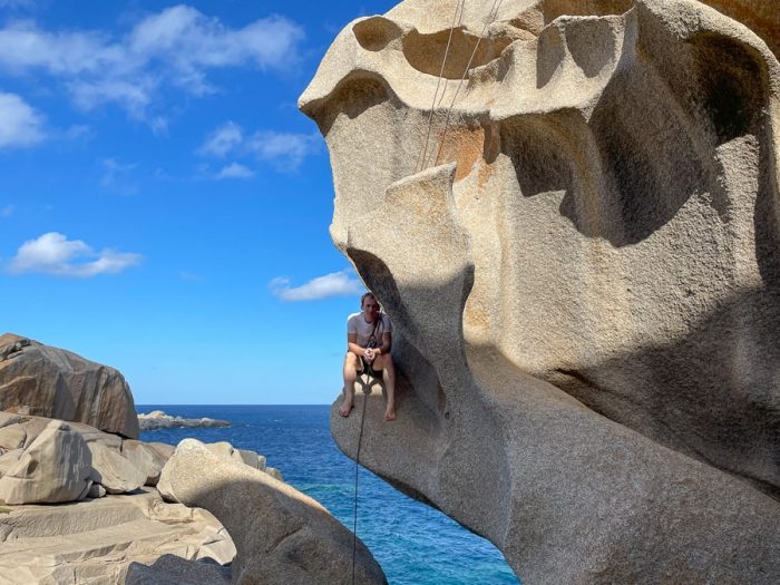 plezalec v skali Capo Testa, plezanje na Sardiniji