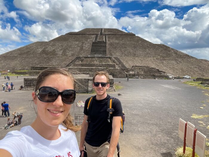 moški in ženska pred piramido, teotihuacan