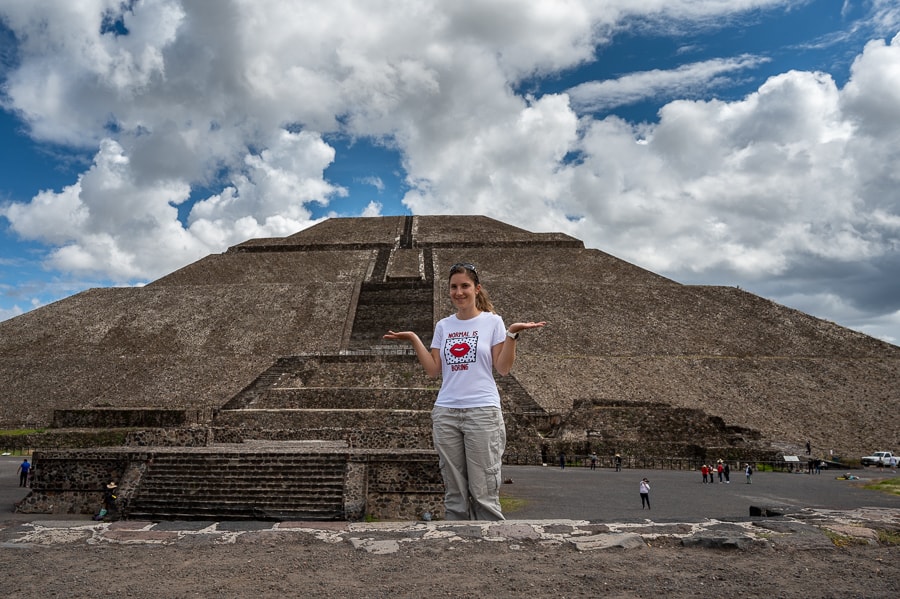 Teotihuacan piramida in ženska spredaj