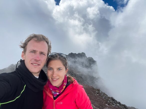 moški in ženska na vrhu gore Malinche, 4460m