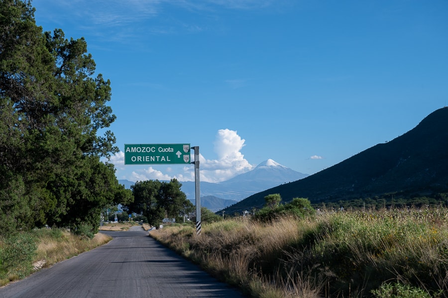 mehiški cestni znak, v ozadju Pico Orizaba