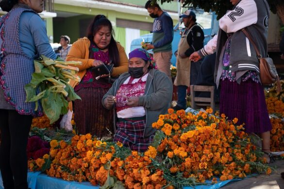 prodaja oranžnih rož na tržnici v Mehiki