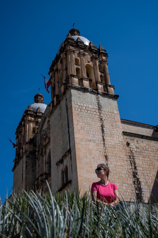 Katedrala v Oaxaci in ženska pred njo