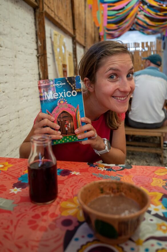 ženska s knjigo Lonely planet Mexico
