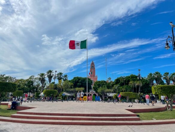 Glavni trg, Zocalo, Merida. Mehiška zastava, kolonialna cerkev