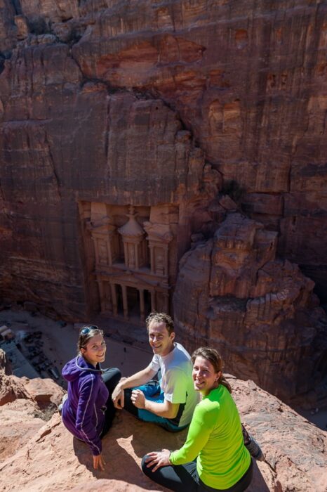 skupina ljudi na razgledni točki nad Treasury, Petra