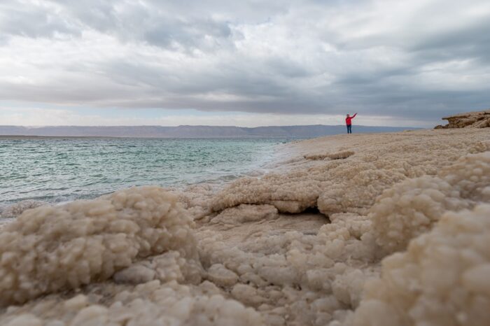 ženska na obali Mrtvo morje, Wild Salt Shore, Jordanija