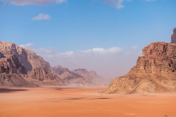 wadi rum, jordanija. oranžna puščava, pesek in skale