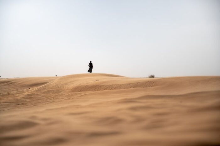 silhueta človeka na sipini. Sharjah, izlet v puščavo iz Dubaja