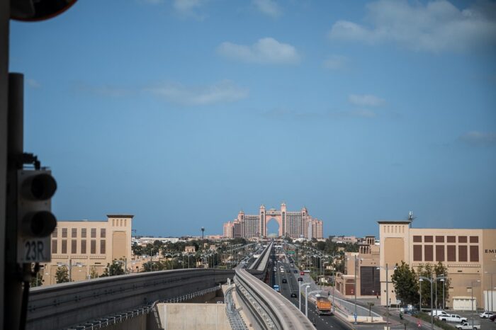 Pogled iz monorail-vlakca proti hotelu Atlantis na koncu The Palm otoka