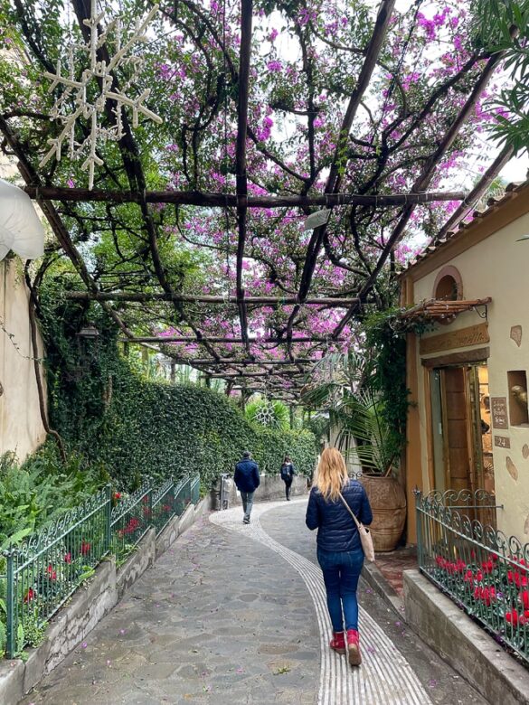 Italija Amalfi coast obala Lahkih nog naokrog copyright 15 ženska hodi skozi Ozke uličice, preraščene z rožami