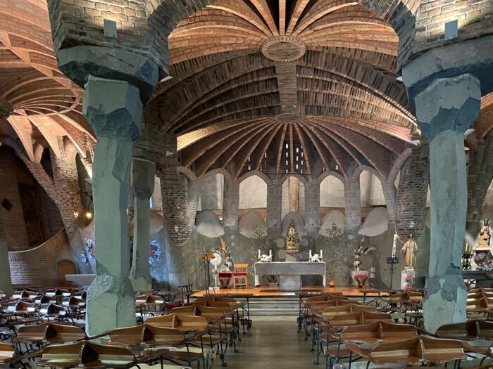 kripta, nedokončana cerkev Colonia Guell
