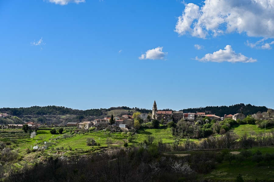 istrska vasica na hribu - izlet po hrvaški istri