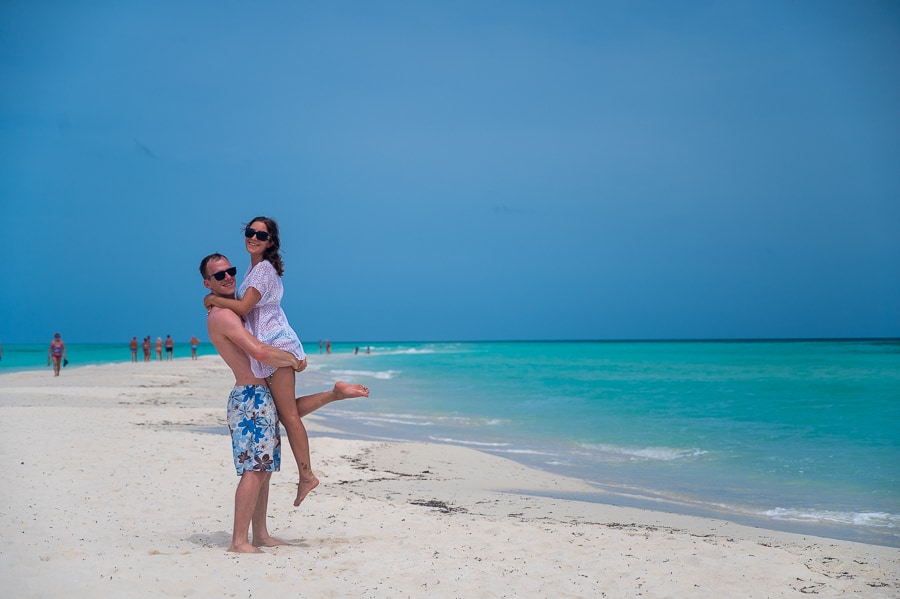 Sandbank, Kuredu Resort Maldivi. Moški in ženska na beli mivki, obdana s turkiznim morjem