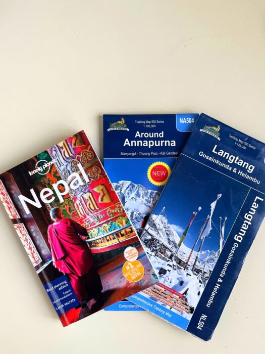 knjige in zemljevidi za potovanje v Nepal