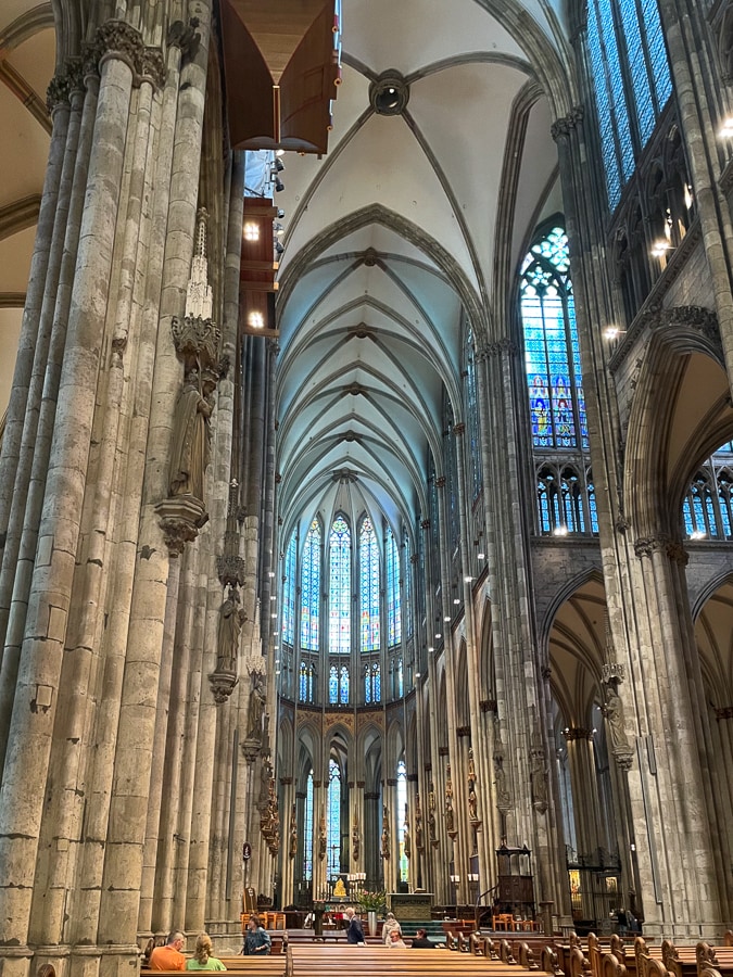 Notranjost katedrale v Kölnu - gotska cerkev