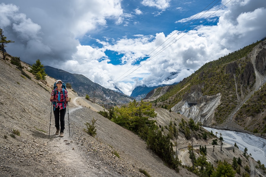 ženska na trekingu okoli Anapurne, Nepal