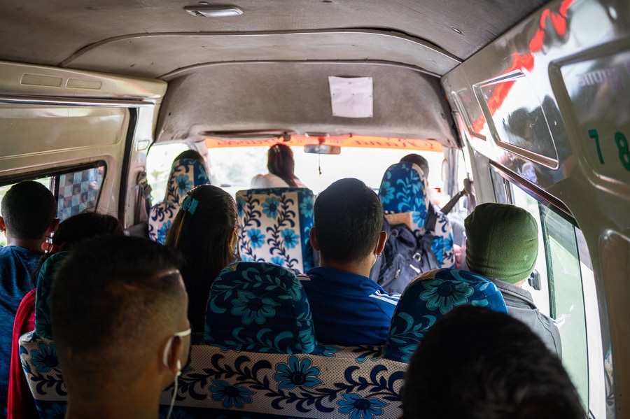 natrpan avtobus v Nepalu. Pot iz Besisahar-ja do mesta Gorkha, Nepal